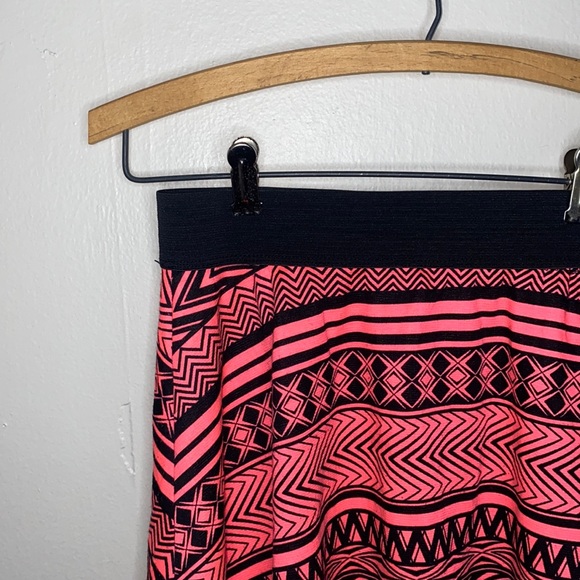 Dresses & Skirts - 🌵Neon pink & black patterned skirt!